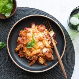#2 Gratin de pennes, sauce tomate aux poivrons rouges grillés et saucisse italienne douce (B,L,M,O,Ya) (barquette four)