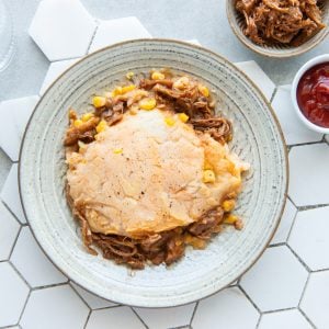 #2 Parmentier au porc effiloché à la sauce BBQ, maïs crémeux maison,  purée de pommes de terre et patate douce (B,L,M,W,Ya) (barquette four)