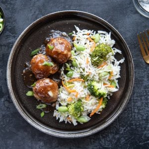 #1 Boulettes de porc aux morceaux de côtes levées, sauce spare ribs (B,L,Ya) et riz jasmin aux légumes asiatiques (Ya)