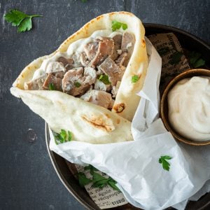 9. Sandwich x2 - 2 pains plats, poulet, viande à gyros et mayo à l’ail- 350g