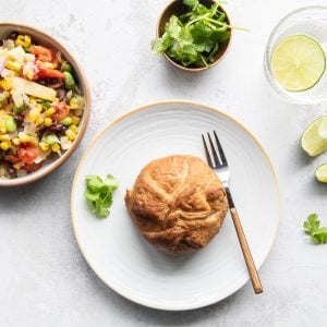 #1 Baluchon mexicain au fromage en grains (B,L,M,Ya) et salade de tomates, maïs et ananas (M,O,Ya)