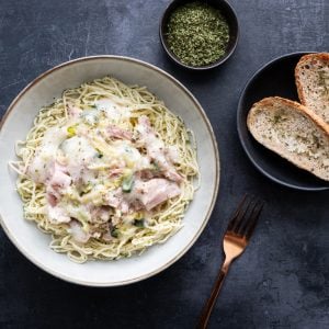 #1 Farfalles (B) au jambon en sauce Alfredo aux légumes (B,L,O)