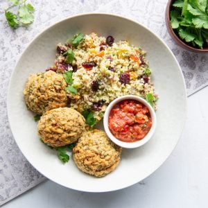 #5 *Végé* Falafels maison (B), salade de couscous perlé aux agrumes et canneberges (B,M) et sauce aux poivrons grillés et feta (L)