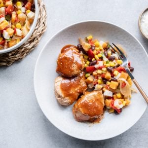 #4 Médaillons de filet de porc mariné BBQ (M,W), sauce ranch (M,L,O) et salade tiède de patate douce et maïs (M)