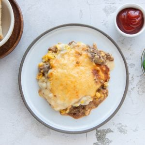 #2 Pâté chinois gratiné de luxe (viande en sauce, maïs crémeux maison, purée de pommes de terre et fromage mozzarella) (M,L,W,Ya) (barquette four)