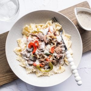 #1 Gemelli “Philly cheesesteak” (boeuf effiloché, sauce crémeuse au Philadelphia, poivrons, oignons et champignons grillés) (B,L,M)