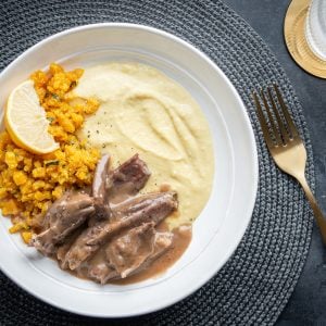 #6 *On se gâte !* Jarret d’agneau braisé désossé, demi-glace au porto et cassis de l'Île d'Orléans (B,L,M), brunoise de betterave au citron et à la menthe (L), polenta au fromage Cantonnier (L) // Accord suggéré de notre sommelier David : Côtes du Rhône → 18.60$ Code SAQ : 15337407