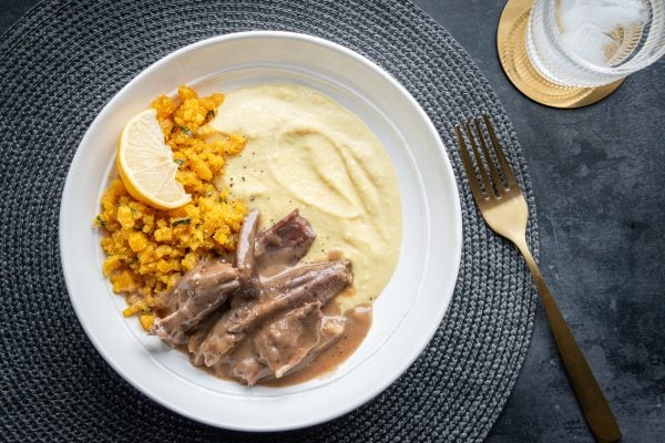 #6 *On se gâte !* Jarret d’agneau braisé désossé, demi-glace au porto et cassis de l'Île d'Orléans (B,L,M), brunoise de betterave au citron et à la menthe (L), polenta au fromage Cantonnier (L) // Accord suggéré de notre sommelier David : Côtes du Rhône → 18.60$ Code SAQ : 15337407