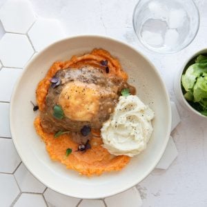 #3 Polpette farcie au fromage Kingsey sauce ail, vin rouge et romarin (B,L,M,W) duo de purées (L,Ya)