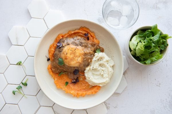 #3 Polpette farcie au fromage Kingsey sauce ail, vin rouge et romarin (B,L,M,W) duo de purées (L,Ya)