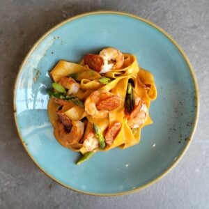 #6 *On se gâte !* Pappardelles (B,O) aux crevettes d’Argentine, asperges, chorizo et sauce au bouillon de homard (B,L,Ya,FDM) // Accord suggéré de notre sommelier David : Umani Ronchi → 19.35$ Code SAQ : 10254725