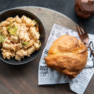 #1 Baluchon “Tourtine” (pâte feuilletée, viande hachée, sauce à poutine, fromage en grains et pommes de terre) (B,L,M,W) avec salade de pâtes Sweet Home Alabama (B,O,M,W)