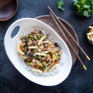 #3 Bol façon ‘’egg roll’’ au porc haché, tombée de légumes (Ya), garniture de won-ton frits (B,O) et vermicelles de riz (à cuire)