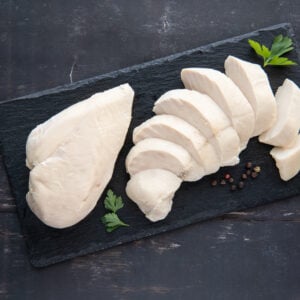 15. Blanc de poulet Exceldor cuit, idéal pour protéiner les gnocchis, la soupe et la salade! 200g