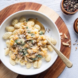 #5 *Végé* Gnocchis (B,O), sauce à la courge grillée et au romarin (B,L,O), garniture d’oignons frits et graines de tournesol (B)