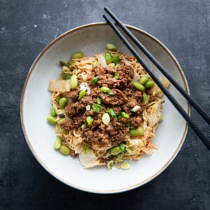 #3 Nouilles Dan Dan (nouilles au porc haché à la sichuanaise), légumes verts (B,Ya,Sé,M), et nouilles cantonaises (B,O) “légèrement épicé”