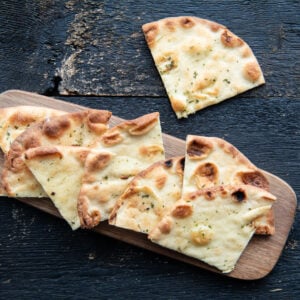 17. Pain naan à l’ail, parfait avec la lasagne, le bol shish et le jarret, faites-le griller au BBQ! - 2 unités