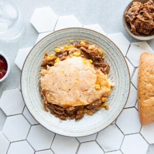 #2 Parmentier de porc effiloché à la sauce BBQ, maïs crémeux maison et duo de purées (B,L,M,W,Ya) (barquette four)