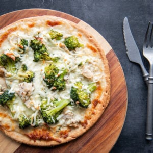 11. Pizza au poulet Alfredo (béchamel, fromage cheddar et brocoli) - 9” 1 à 2 personnes