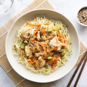 #3 Poulet Singapour (cari, lime et sésame) (B,Ya,Sé,FDM) sur nouilles cantonaises (B,O)