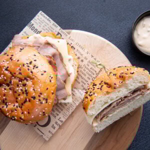 9. Sandwich x2 - 2 pains au sésame, rôti de boeuf, mozzarella et sauce “Big Mac” - 350g