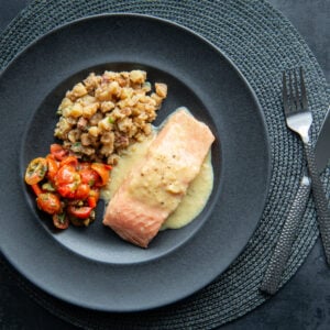 #6 *On se gâte!* Saumon confit à basse température, émulsion de maïs (P,L), sauce vierge et pommes de terre Gabrielle rôties au chorizo (Ya) Accord suggéré de notre sommelier David : Invincible → 21.45$ Code SAQ : 15343903
