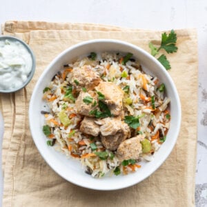 #4 Souvlakis de poulet (L), riz sauvage aux tomates et légumes (L,Ya) et sauce tzatziki (L)