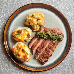 #6 *On se gâte !* Bavette de veau à la sauce chimichurri, choux-fleurs grillés (L) et pomme de terre garnie au bacon et au cheddar à la bière (L) // Accord suggéré de notre sommelier David : Koskil → 19.95$ Code SAQ : 15097562