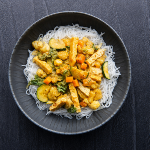 #5 *Végé* Tofu en sauce au lait de coco, cari jaune et citronnelle (B,Ya,FDM,P), nouilles de riz (à cuire)