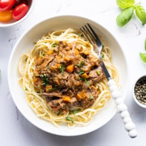#1 Boeuf braisé façon “ragù à l’italienne” et mafaldine au persil et parmesan (longues pâtes à lasagne étroites) (B,L,O)