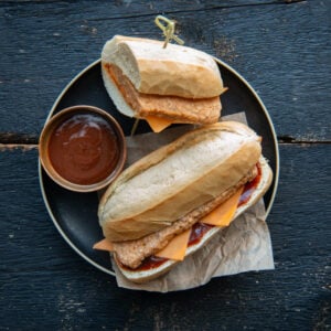 9. Sandwich x2 - 2 pains panini, côtes levées style “McRib”, fromage cheddar et sauce BBQ maison - 350g