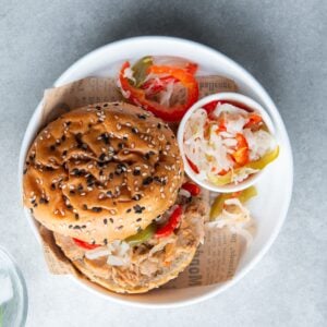9. Sandwich x2 - 2 pains sésame, émincé de poulet à la sauce Général Tao et garniture de légumes croquants - 350g