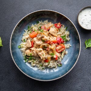 #4 Bol au poulet à la méditerranéenne (poulet mariné, citron et origan), ratatouille aigre-douce à l’italienne (L), riz au feta et olives (L,Ya), sauce yogourt ail et fines herbes (M,O,L)