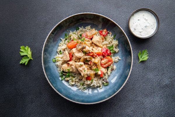 #4 Bol au poulet à la méditerranéenne (poulet mariné, citron et origan), ratatouille aigre-douce à l’italienne (L), riz au feta et olives (L,Ya), sauce yogourt ail et fines herbes (M,O,L)