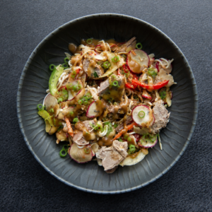 #1 Salade de yet-ca-mein au canard, légumes grillés (B,O) et vinaigrette érable, soya, échalotes rôties et vinaigre balsamique (B,M,Ya)