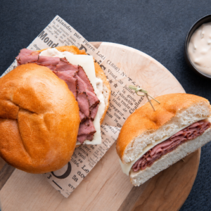 9. Sandwich x2 - 2 pains briochés au pastrami, fromage et sauce “Big Mac” - 350g