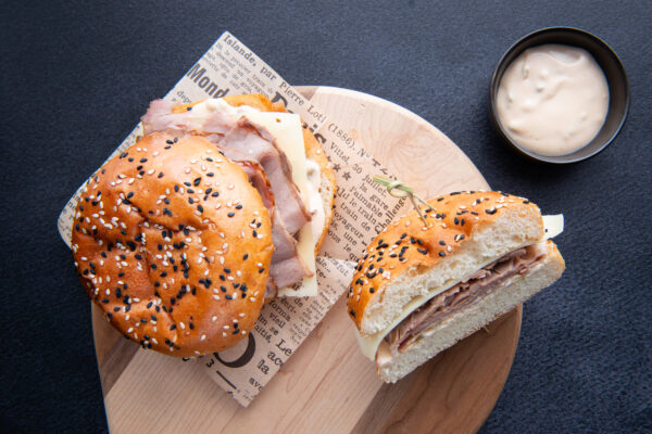 9. Sandwich x2 - 2 pains sésame au rôti de boeuf, fromage et sauce sud-ouest - 350g