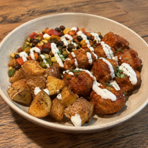 #5 Nouveau! *Végé* Bol de seitan à la marinade Buffalo, pommes de terre rôties (B,Ya), légumes tex-mex et sauce ranch (M,O,L)