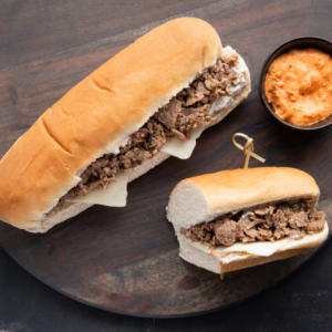 8. Sandwich x2 - 2 pains sous-marin moelleux, steak émincé et sauce aïoli crémeux aux poivrons rôtis - 350g
