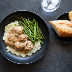 #3 *NOUVEAU* Boulettes de porc aux herbes fraîches, sauce crémeuse aux deux moutardes (B,L,O.M,W,Ya), purée de pommes de terre à l’échalote et haricots verts (L)