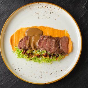 #6 *On se gâte!* Bavette de boeuf cuite 5 heures, sauce à l’ail noir de chez Balsaï (L,Ya), purée de patates douces au miso (L,Ya), chiffonnade de choux de Bruxelles et pointe de chili crisp (Ya) | Accord suggéré par notre sommelier David : Domaine La Montagnette → 20.05$ Code SAQ : 11095949