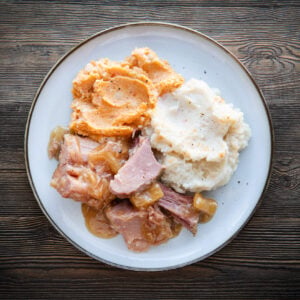 #1 Jambon braisé toute une nuit, sauce aigre-douce à l’ananas et duo de purées (L,Ya)