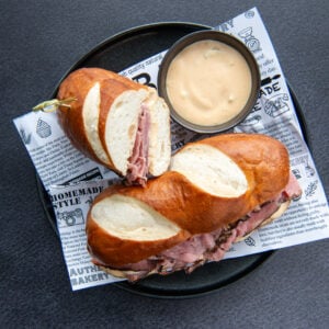 8. Sandwich x2 - Sandwich x2 - 2 pains bretzel au smoked meat et sauce Mille-Îles - 350g