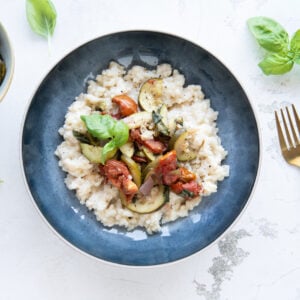 #5 *Végé* Risotto (L,O) aux morceaux de fromage halloumi et légumes grillés au miel et balsamique (L,O,M)