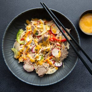 #1 Salade thaïe de yet-ca-mein au canard braisé (B,O,Ya), vinaigrette à la mangue et gingembre (M,O,Ya,Sé)