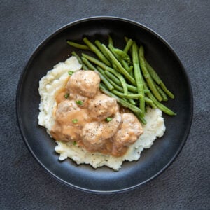 #4 Boulettes Stroganoff (B,L,M,W), purée de pommes de terre au beurre et légumes verts (L)