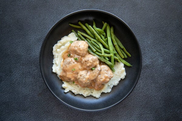 #4 Boulettes Stroganoff (B,L,M,W), purée de pommes de terre au beurre et légumes verts (L)