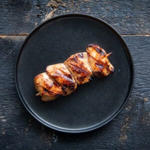 12. *BBQ!* Brochette de poulet marinée au soya, orange et gingembre - 1 unité