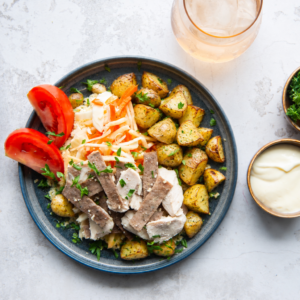#3 Bol shish taouk (poulet et viande à gyros), pommes de terre rôties au citron et persil (Ya), légumes croquants et sauce à l’ail (M,O)