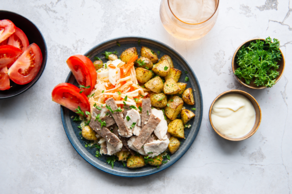 #3 Bol shish taouk (poulet et viande à gyros), pommes de terre rôties au citron et persil (Ya), légumes croquants et sauce à l’ail (M,O)
